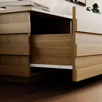 Mobile TV moderno in legno con fasce decorative e cassetti contenitori