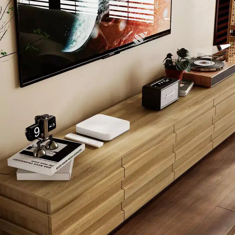 Mobile TV moderno in legno con fasce decorative e cassetti contenitori