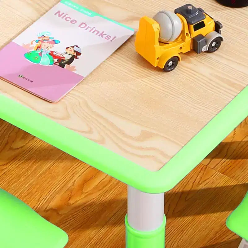 Set Tavolo e 4 Sedie per Bambini con Altezza Regolabile
